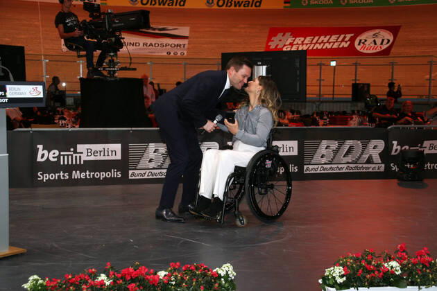 David Lappartient, UCI Präsident, UCI Ehrenmedaillie für Kristina Vogel, Bahnrad Weltmeisterschaft 2020 Berlin, 26.02. - 01.03.2020, Tag 05, Berlin, Velodrom, Paul-Heyse-Straße 26, 10407 Berlin Prenzlauer Berg, 2020 Tracking Cycling World Championships, Berlin, GER