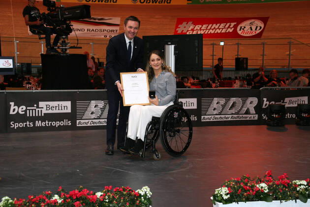 Sport Bilder des Tages David Lappartient, UCI Präsident, UCI Ehrenmedaillie für Kristina Vogel, Bahnrad Weltmeisterschaft 2020 Berlin, 26.02. - 01.03.2020, Tag 05, Berlin, Velodrom, Paul-Heyse-Straße 26, 10407 Berlin Prenzlauer Berg, 2020 Tracking Cycling World Championships, Berlin, GER