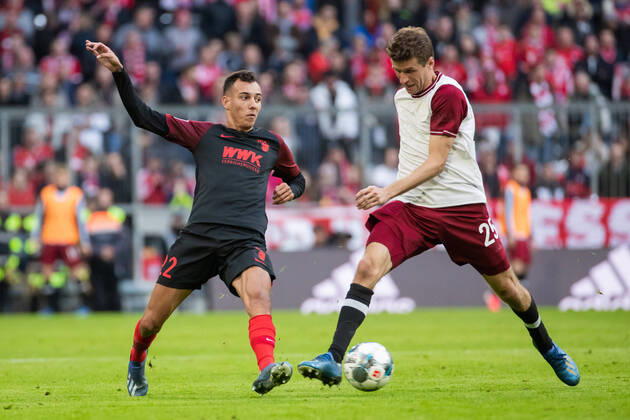 Fussball: Bundesliga, 25. Spieltag, FC Bayern Muenchen - 1. FC Augsburg. Iago (l) (FC Augsburg) in Aktion gegen Thomas Mueller (r) (FC Bayern Muenchen). DFL regulations prohibit any use of photographs as image sequences and or quasi-video. GER, Fussball, Bundesliga, FC Bayern Muenchen - 1. FC Augsburg, 08.03.2020 Muenchen Copyright: xTomxWellerx xEibner-Pressefotox EP_eer