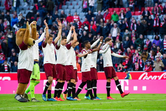 Fussball: Bundesliga, 25. Spieltag, FC Bayern Muenchen - 1. FC Augsburg. Die Spieler des FC Bayern München bedanken sich bei den Fans. DFL regulations prohibit any use of photographs as image sequences and or quasi-video. GER, Fussball, Bundesliga, FC Bayern Muenchen - 1. FC Augsburg, 08.03.2020 Muenchen Copyright: xTomxWellerx xEibner-Pressefotox EP_eer