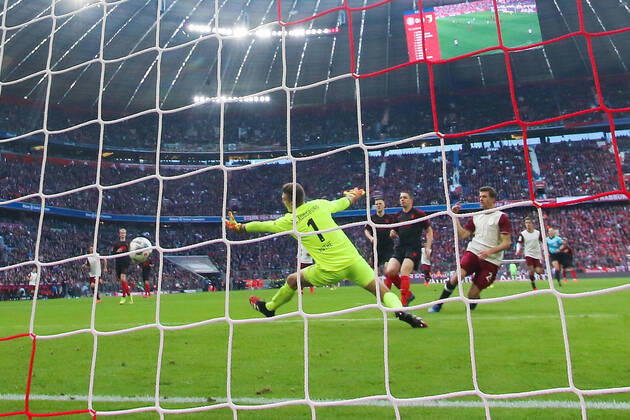 Fussball: Bundesliga, 25. Spieltag, FC Bayern Muenchen - 1. FC Augsburg. Thomas Mueller (r) (FC Bayern Muenchen) macht das Tor zum 1:0 gegen Torwart Andreas Luthe (l) (FC Augsburg) DFL regulations prohibit any use of photographs as image sequences and or quasi-video. GER, Fussball, Bundesliga, FC Bayern Muenchen - 1. FC Augsburg, 08.03.2020 Muenchen Copyright: xTomxWellerx xEibner-Pressefotox EP_eer