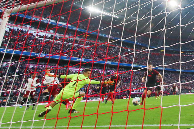 Fussball: Bundesliga, 25. Spieltag, FC Bayern Muenchen - 1. FC Augsburg. Leon Goretzka (FC Bayern Muenchen) macht das Tor zum 2:0 gegen Torwart Andreas Luthe (FC Augsburg) DFL regulations prohibit any use of photographs as image sequences and or quasi-video. GER, Fussball, Bundesliga, FC Bayern Muenchen - 1. FC Augsburg, 08.03.2020 Muenchen Copyright: xTomxWellerx xEibner-Pressefotox EP_eer
