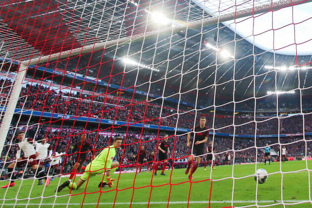 Fussball: Bundesliga, 25. Spieltag, FC Bayern Muenchen - 1. FC Augsburg. Leon Goretzka (FC Bayern Muenchen) macht das Tor zum 2:0 gegen Torwart Andreas Luthe (FC Augsburg) DFL regulations prohibit any use of photographs as image sequences and or quasi-video. GER, Fussball, Bundesliga, FC Bayern Muenchen - 1. FC Augsburg, 08.03.2020 Muenchen Copyright: xTomxWellerx xEibner-Pressefotox EP_eer