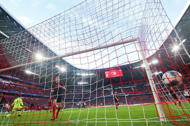 Fussball: Bundesliga, 25. Spieltag, FC Bayern Muenchen - 1. FC Augsburg. Leon Goretzka (FC Bayern Muenchen) macht das Tor zum 2:0 gegen Torwart Andreas Luthe (FC Augsburg) DFL regulations prohibit any use of photographs as image sequences and or quasi-video. GER, Fussball, Bundesliga, FC Bayern Muenchen - 1. FC Augsburg, 08.03.2020 Muenchen Copyright: xTomxWellerx xEibner-Pressefotox EP_eer