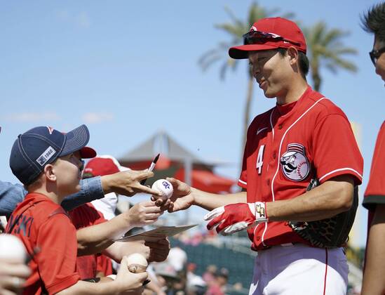 MLB, Baseball Herren, USA spring training Shogo Akiyama of the Cincinnati Reds signs autographs for fans before a spring training game against the Los Angeles Angels on March 8, 2020, in Goodyear, Arizona.