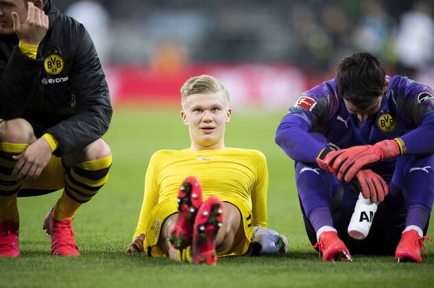 Erling HAALAND (DO) liegt nach dem Spiel auf dem Rasen und hoert den Fans zu. Fussball 1. Bundesliga, 25.Spieltag, Borussia Moenchengladbach (MG) - Borussia Dortmund (DO) 1:2, am 07.03.2020 in Moenchengladbach Deutschland. Â
