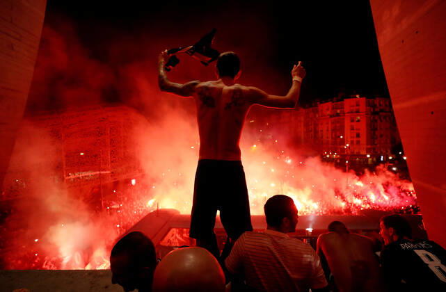 Bilder des Jahres 2020, Sport 03 März Sport Themen der Woche KW11 Sport Bilder des Tages Sport Bilder des Tages Soccer Football - Champions League - Round of 16 Second Leg - Paris St Germain v Borussia Dortmund - Parc des Princes, Paris, France - March 11, 2020 Paris St Germain s Angel Di Maria and teammates celebrate their victory with their fans outside the stadium after the match TPX IMAGES OF THE DAY FOOTBALL : Paris St Germain v Borussia Dortmund - Ligue des Champions - Paris - 11 03 2020 Panoramic Panoramic 