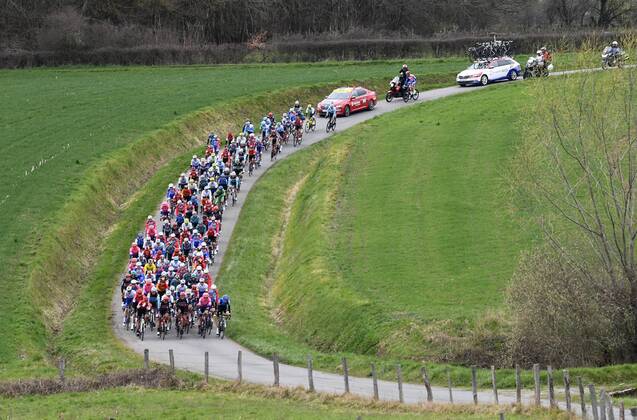Bilder des Jahres 2020, Sport 03 März Sport Themen der Woche KW11 Sport Bilder des Tages LA COTE-SAINT-ANDRE, FRANCE - MARCH 12 : Illustration picture of the peloton during stage 5 of the 78th edition of the Paris - Nice cycling race, a stage of 227km with start in Gannat and finish in La Cote-Saint-Andre on March 12, 2020 in La Cote-Saint-Andre, France, 12 03 2020 CYCLISME : Paris-Nice - 5eme etape - 12 03 2020 Photonews Panoramic 