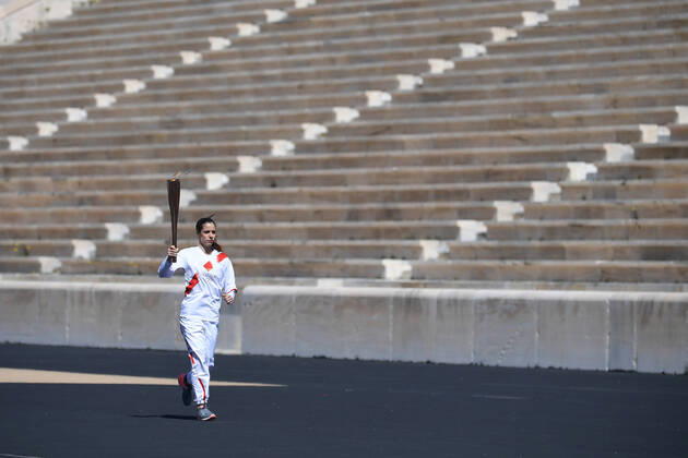 Bilder des Jahres 2020, Sport 03 März Sport Bilder des Tages (200319) -- ATHENS, March 19, 2020 -- Greek Olympic medalist in pole vault Katerina Stefanidi holds the Tokyo Olympic Flame at the Panathenaic stadium, in Athens, Greece, on March 19, 2020. (Photo by -pool photo Xinhua) (SP)GREECE-ATHENS-OLYMPIC FLAME-TOKYO-HANDOVER ARISxMESSINIS 