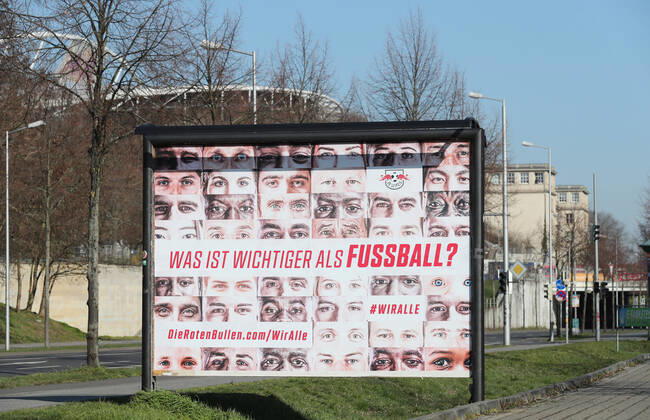Bilder des Jahres 2020, Sport 03 März Sport Themen der Woche KW13 Sport Bilder des Tages RBL - Wir alle Leipzig, 26.03.2020, RB Leipzig Solidarität in der Coronakrise. Was ist wichtiger als Fussball? Wir alle!. Die Gesundheit aller geht vor - Kampagne von Fußball-Bundesligist RasenBallsport Leipzig. , Im Bild: Wiralle - Plakat. Im Hintergrund die Red Bull Arena. ,