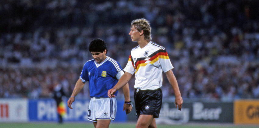 Deutschland - Argentinien Italien, Rom, 08.07.1990, Fussball, FIFA WM 1990 in Italien, Finale, DFB Deutschland - Argentinien (1:0): v.l. Diego Maradona (Argentinien), Guido Buchwald (Deutschland).