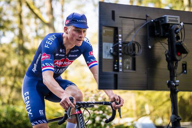 Bilder des Jahres 2020, Sport 04 April Sport Themen der Woche KW14 Sport Bilder des Tages S GRAVENWEZEL, BELGIUM - APRIL 5 : VAN DER POEL Mathieu of Alpecin-Fenix cycling team pictured during Tour De Zwift at his home. on April 05, 2020 in s Gravenwezel, Belgium, 5 04 2020 CYCLISME : Mathieu Van Der Poel - Ronde Van Zwift - 05 04 2020 PHOTONEWS PANORAMIC 