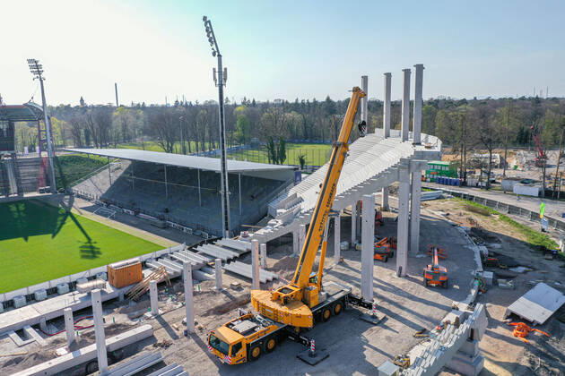 Bilder des Jahres 2020, Sport 04 April Sport Themen der Woche KW14 Baustand Gegengerade am 04.04.2020 in Karlsruhe (Wildparkstadion), Germany Die neue Tribüne im Wildparkstadion des Karlsruher Sportclubs. Das erste Element steht. Karlsruhe Wildparkstadion Baden-Württemberg Germany