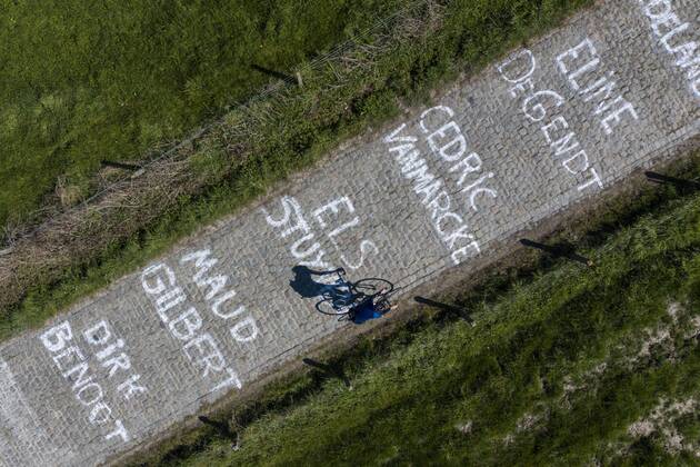 Bilder des Jahres 2020, Sport 04 April Sport Themen der Woche KW14 Sport Bilder des Tages OUDENAARDE, BELGIUM - APRIL 5 : Aerial view of the Koppenberg cobbelstone hill in Oudenaarde with the names of emergency workers adorn road surface, part of the canceled 104th edition of the Tour of Flanders. Due to the global pandemic of the Corona or COVID-19 virus the International Cycling Union UCI has banned all cycling races until June 1 2020 also the 104th edition of the Tour of Flanders 2020. Therefore this photo story comparing the canceled version with the version of the Flanders Classics 103rd Ronde Van Vlaanderen cycling race with start in Antwerp and finish in Oudenaarde on April 05, 2020 in Oudenaarde, Belgium, 5 04 2020 ( Photo by Vincent Kalut Photonews CYCLISME : Tour des Flandres 2020 - course annulee - 05 04 2020 PHOTONEWS PANORAMIC 