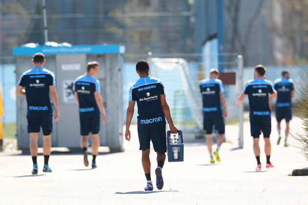 Bilder des Jahres 2020, Sport 04 April Sport Themen der Woche KW15 Die Gruppe um Sascha Mölders (re.) ist mt genügend Abstand voneinander auf dem Weg zum Training Das Training der 1860-Mannschaft ist wegen Coronavirus- Gefahr nicht öffentlich. TSV 1860 nimmt das Training heute auf dem Platz wieder auf. Unter strengen Auflagen in Kleingruppen werden erste Einheiten nach der Zwangspause wegen der Coronavirus-Pandemie absolviert. Fussball 3. Liga 06.04.2020 TSV 1860 München Training