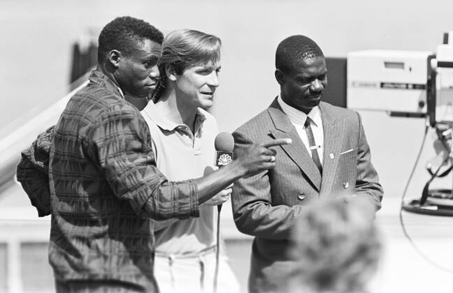 870830 Athletics, World Athletics Championships: Winner Ben Johnson, Canada, and 2nd placed Carl Lewis, USA (L), are interviewed after the 100 m final at The World Athletics Championships on August 30, 1987 in Rome, Italy. BILDBYRAN Copyright: BILDBYRAN 870830012