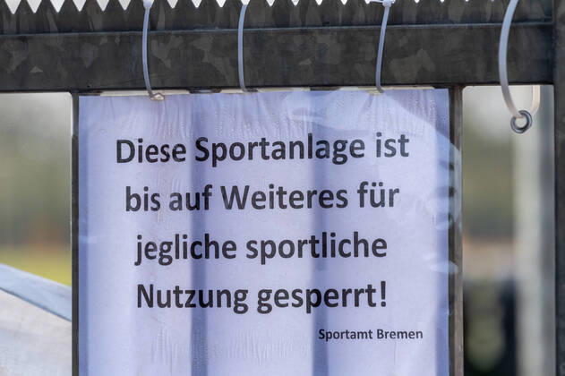 Bilder des Jahres 2020, Sport 04 April Sport Themen der Woche KW15 Sport Bilder des Tages GER, 1.FBL, Werder Bremen - 1. TAG nach Corona ohne Training 07.04.2020, wohninvest WESERSTADION,, Bremen, GER, 1.FBL, Werder Bremen - 1. TAG nach Corona ohne Training, im Bild HInweisschild an Platz 11 - Diese Sportanlage ist bis auf Weiteres für jedliche sportliche Nutzung gesperrt