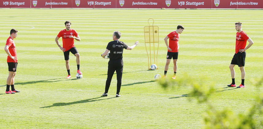 Bilder des Jahres 2020, Sport 04 April Sport Themen der Woche KW15 Stuttgart , Fußball Training VfB Stuttgart , Wiederaufnahme des Trainings nach der Coronapause ; von links: Mario Gomez Hamada Al Ghaddioui Rainer Widmayer Mateo Klimowicz Sasa Kalajdzic