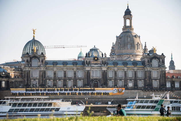 Bilder des Jahres 2020, Sport 04 April Sport Themen der Woche KW15 Am frühen Dienstagabend wird ein Spruchband der Ultras Dynamo an der Brühlschen Terrasse befestigt: Dresden hat es oft gezeigt, in der Not hilft nur Zusammenhalt. Auch diese Krise werden wir überstehen. Danke an ALLE, die täglich alles dafür geben. ; Spruchband der Ultras Dynamo; Fußball; 2. Liga; Saison 2019 2020; Altstadt; Dresden; 07. April 2020;
