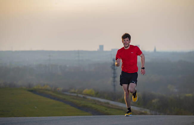 Bilder des Jahres 2020, Sport 04 April Sport Themen der Woche KW15 Profi Triathlet Patrick Dirksmeier beim Berg Lauftraining auf der Halde Hoheward zwischen Herten und Recklinghausen in NRW am 07.04.2020 Patrick Dirksmeier läuft die Halde hoch, Copyright: xChristopherxNeundorf Kirchner-Mediax