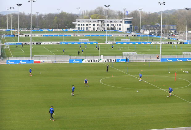 Bilder des Jahres 2020, Sport 04 April Sport Themen der Woche KW15 07.04.2020, Fussball GER, 1. Bundesliga Saison 2019 2020, Corona Training FC Schalke 04, , Training mit viel Abstand auf drei Plaetzen, hinten die Geschaeftsstelle Gelsenkirchen Nordrhein-Westfalen Deutschland