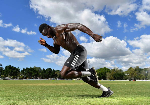 Bilder des Jahres 2020, Sport 04 April Sport Themen der Woche KW16 ATHLETICS PETER LAMIN FEATURE, Future Olympic hopeful Peter Lamin, age 18, is seen training at Jack Esplen Oval in Brisbane, Thursday, April 16, 2020. Peter Lamin who has a best time of 10.5 seconds for the 100 metre sprint had been competing in New Zealand before the outbreak of the Coronavirus (COVID-19) and is now back training in Brisbane. ( NO ARCHIVING, EDITORIAL USE ONLY, NO USE IN BOOKS WITHOUT CONSENT BRISBANE QLD AUSTRALIA  Copyright: xDARRENxENGLANDx 20200416001463725178