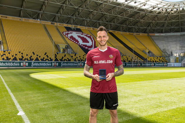 Stürmer Patrick Schmidt - Gewinner des Tor des Monats der ARD im Monat März - zeigt stolz seine Medaille. 23.04.2020; Fußball; 2. Bundesliga; Saison 2019 2020; Rudolf-Harbig-Stadion, SG Dynamo Dresden