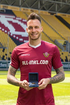 Stürmer Patrick Schmidt - Gewinner des Tor des Monats der ARD im Monat März - zeigt stolz seine Medaille. 23.04.2020; Fußball; 2. Bundesliga; Saison 2019 2020; Rudolf-Harbig-Stadion, SG Dynamo Dresden