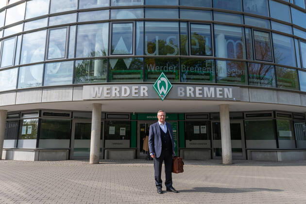 Bilder des Jahres 2020, Sport 04 April Sport Themen der Woche KW18 Sport Bilder des Tages GER, 1.FBL, Werder Bremen Training 28.04.2020, Trainingsgelaende am wohninvest WESERSTADION,, Bremen, GER, 1.FBL, Werder Bremen Training, im Bild Günter Guenter Distelrath ( Praesident Niedersächsischer Fußballverband) am Dienstag morgen vor dem Eingang zur Geschaeftsstelle des SV Werder Bremen - turnusmaessige Besprechnung mit dem Vorstand