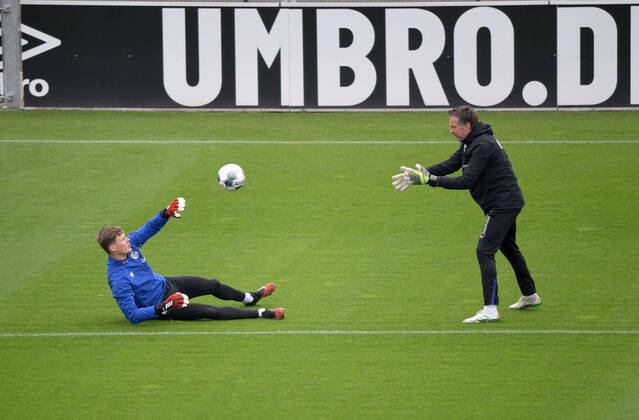 Bilder des Jahres 2020, Sport 04 April Sport Themen der Woche KW18 Sport Bilder des Tages 29.04.2020, Fussball GER, 1. Bundesliga Saison 2019 2020, Training FC Schalke 04, , Torwart Alexander Nübel, Alexander Nuebel (Schalke 04), Torwarttrainer Simon Henzler (Schalke 04), v.li. Gelsenkirchen Nordrhein-Westfalen Deutschland