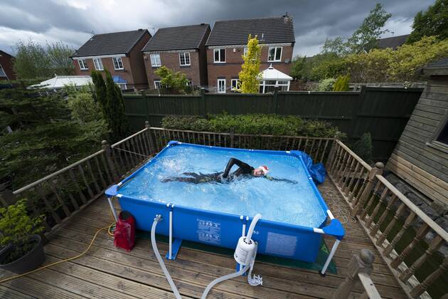 Bilder des Jahres 2020, Sport 04 April Sport Themen der Woche KW18 Sport Bilder des Tages (200501) -- NEWCASTLE-UNDER-LYME, May 1, 2020 -- British triathlete Lloyd Bebbington trains in a temporary swimming pool in his garden because of the coronavirus lockdown restrictions in Newcastle-under-Lyme, Britain on April 30, 2020. (Photo by Xinhua) (SP)BRITAIN-NEWCASTLE-UNDER-LYME-COVID-19-TRIATHLETE TRAINING AT HOME JonxSuper 
