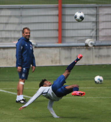 01.05.2020, FCB Training, Saebenerstrasse Muenchen, Fussball, im Bild: Hansi Flick (FCB) freut sich über Kingsley Coman (FCB) Rueckzieher