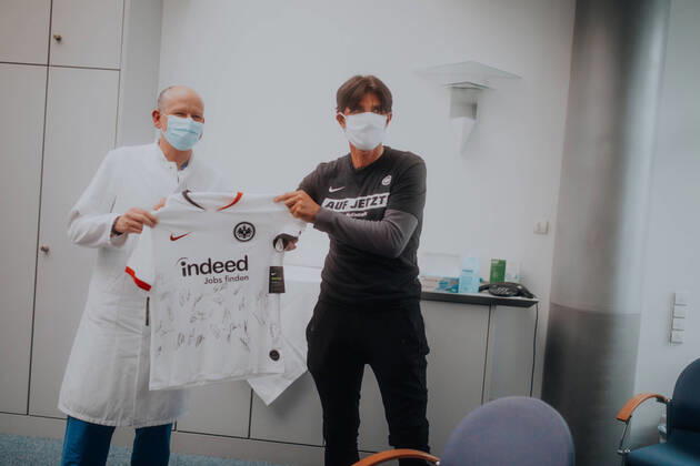 Bilder des Jahres 2020, Sport 04 April Auf jetzt! In Eintracht für die Region am 28.04.2020 in der Helios Klinik in Wiesbaden Bruno Hübner, Gelson Fernandes und Filip Kostic machen sich auf den Weg in die Landeshauptstadt Wiesbaden, um hinter die Kulissen der Helios Klinik zu blicken. Sportdirektor Hübner hat dabei eine ganz besondere Verbindung zur Klinik, weil seine drei Kinder hier zur Welt gekommen sind. Von der Leistung des medizinischen Personals zeigt er sich beeindruckt. Auf jetzt! In Eintracht für die Region