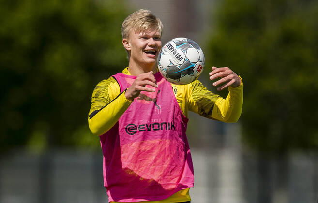 Sport Bilder des Tages Training Borussia Dortmund am 14.05.2020 Donnerstag 14.05.2020, 1. Fussball - Bundesliga Saison 19 20 - Training in Dortmund, BV Borussia Dortmund - Training - Erling Haaland (BVB), lacht,lachen,lachend, optimistisch,gutgelaunt, Aktion,Einzelbild,angeschnittenes Einzelmotiv,Halbfigur,halbe Figur. Poolfoto BVB Alexandre Simoes Westfalen Deutschland