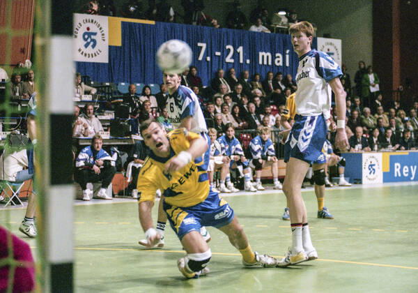 REYKJAVIK 1995-05-21 GermanyÂ s Jan Fegter (C) and Volker Zerbe (R) watches SwedenÂ s Per CarlÃ n (L) throws the ball to score during the bronze medal game between Germany and Sweden at IHF World MenÂ s Handball Championship in Reykjavik, Iceland, May 21, 1995. Sweden won 25-20. Reykjavik Iceland x1001x