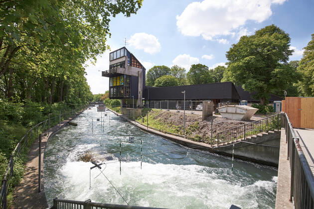 Baustelle Eiskanal: das Gelände wird ab jetzt für fast zwei Jahre für Passanten gesperrt wegen der Umbauten der Stecke für die Kanuslalom-WM 2022. Ehemaliger Kampfrichter-Turm und Kanu-Museum.