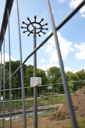 Baustelle Eiskanal: das Gelände wird ab jetzt für fast zwei Jahre für Passanten gesperrt wegen der Umbauten der Stecke für die Kanuslalom-WM 2022. Abtrennung, Umzäunung der Stele für das Olympische Feuer 1972