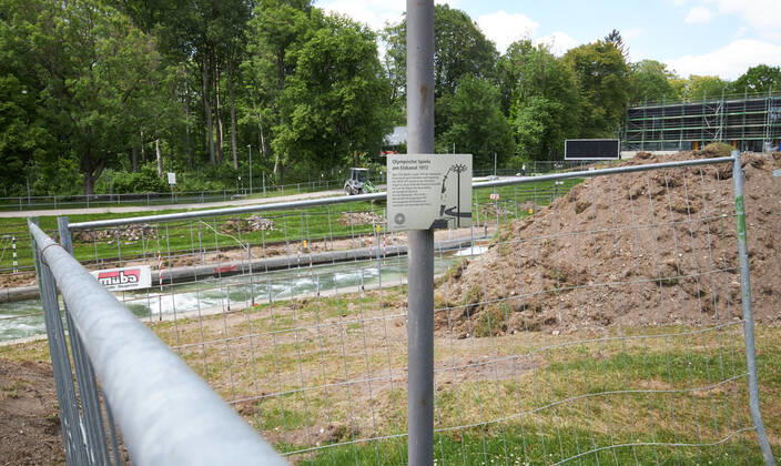 Baustelle Eiskanal: das Gelände wird ab jetzt für fast zwei Jahre für Passanten gesperrt wegen der Umbauten der Stecke für die Kanuslalom-WM 2022. Abtrennung, Umzäunung der Stele für das Olympische Feuer 1972