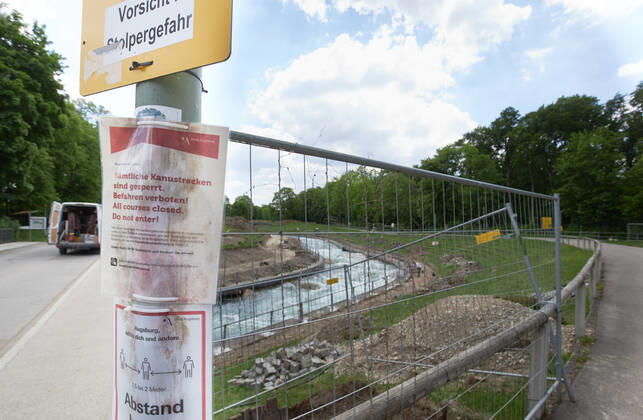 Baustelle Eiskanal: das Gelände wird ab jetzt für fast zwei Jahre für Passanten gesperrt wegen der Umbauten der Stecke für die Kanuslalom-WM 2022. Aushang, Hinweis,