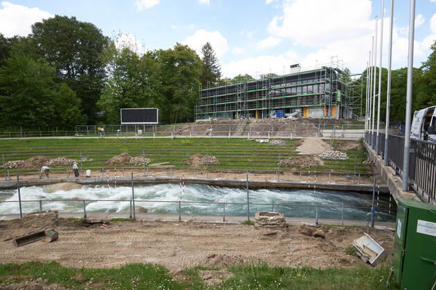 Baustelle Eiskanal: das Gelände wird ab jetzt für fast zwei Jahre für Passanten gesperrt wegen der Umbauten der Stecke für die Kanuslalom-WM 2022.