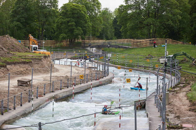 Baustelle Eiskanal: das Gelände wird ab jetzt für fast zwei Jahre für Passanten gesperrt wegen der Umbauten der Stecke für die Kanuslalom-WM 2022. Vorerst geht das Training der Kanuten weiter.