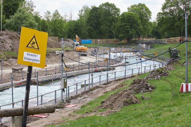 Baustelle Eiskanal: das Gelände wird ab jetzt für fast zwei Jahre für Passanten gesperrt wegen der Umbauten der Stecke für die Kanuslalom-WM 2022. Vorerst geht das Training der Kanuten weiter.