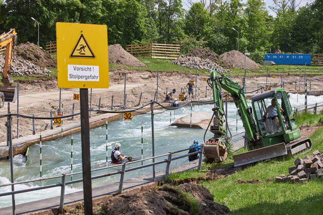 Baustelle Eiskanal: das Gelände wird ab jetzt für fast zwei Jahre für Passanten gesperrt wegen der Umbauten der Stecke für die Kanuslalom-WM 2022. Vorerst geht das Training der Kanuten weiter.