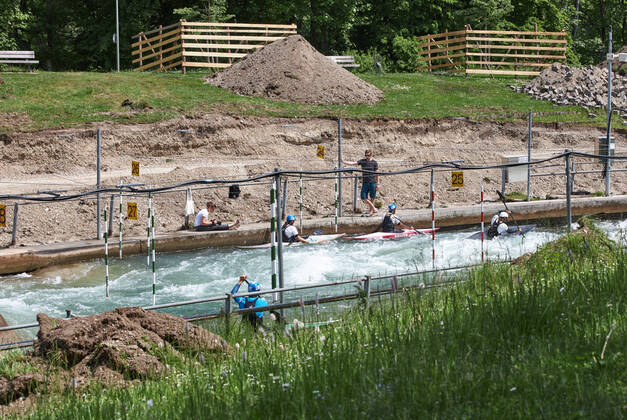 Baustelle Eiskanal: das Gelände wird ab jetzt für fast zwei Jahre für Passanten gesperrt wegen der Umbauten der Stecke für die Kanuslalom-WM 2022. Vorerst geht das Training der Kanuten weiter.