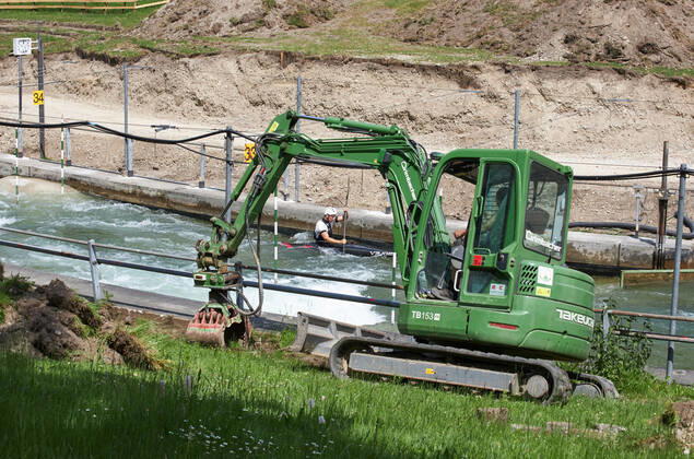 Baustelle Eiskanal: das Gelände wird ab jetzt für fast zwei Jahre für Passanten gesperrt wegen der Umbauten der Stecke für die Kanuslalom-WM 2022. Vorerst geht das Training der Kanuten weiter.