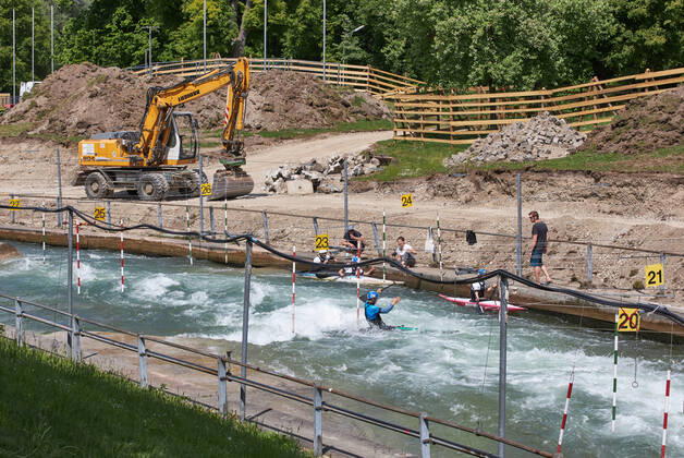 Baustelle Eiskanal: das Gelände wird ab jetzt für fast zwei Jahre für Passanten gesperrt wegen der Umbauten der Stecke für die Kanuslalom-WM 2022. Vorerst geht das Training der Kanuten weiter.