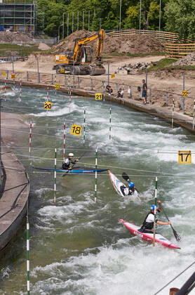 Baustelle Eiskanal: das Gelände wird ab jetzt für fast zwei Jahre für Passanten gesperrt wegen der Umbauten der Stecke für die Kanuslalom-WM 2022. Vorerst geht das Training der Kanuten weiter.