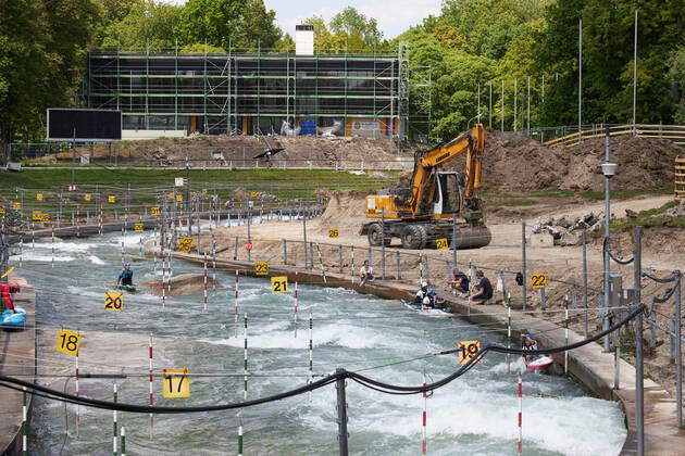 Baustelle Eiskanal: das Gelände wird ab jetzt für fast zwei Jahre für Passanten gesperrt wegen der Umbauten der Stecke für die Kanuslalom-WM 2022. Vorerst geht das Training der Kanuten weiter.