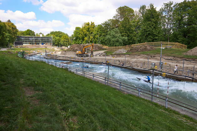 Baustelle Eiskanal: das Gelände wird ab jetzt für fast zwei Jahre für Passanten gesperrt wegen der Umbauten der Stecke für die Kanuslalom-WM 2022. Vorerst geht das Training der Kanuten weiter.