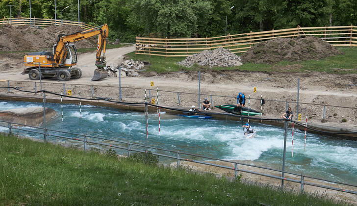 Baustelle Eiskanal: das Gelände wird ab jetzt für fast zwei Jahre für Passanten gesperrt wegen der Umbauten der Stecke für die Kanuslalom-WM 2022. Vorerst geht das Training der Kanuten weiter.